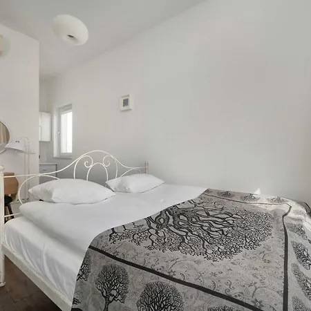 Bright Air-conditioned With Place For Remote Work By Renters شقة