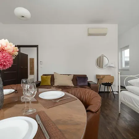 Bright Air-conditioned With Place For Remote Work By Renters * فروتسواف