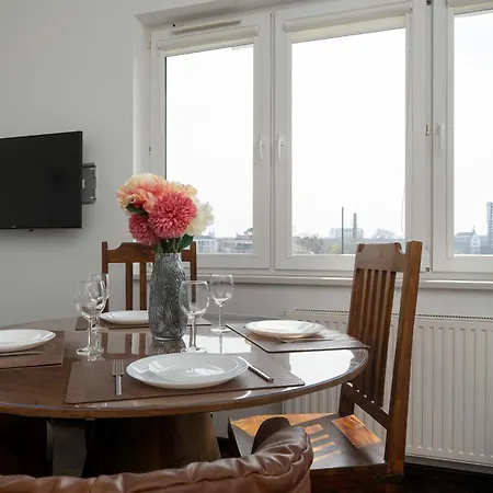 شقة Bright Air-conditioned With Place For Remote Work By Renters فروتسواف