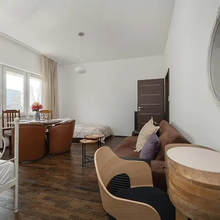 Bright Air-conditioned With Place For Remote Work By Renters شقة فروتسواف