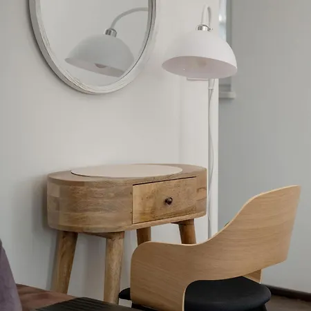 شقة Bright Air-conditioned With Place For Remote Work By Renters فروتسواف
