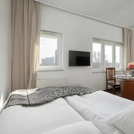 شقة Bright Air-conditioned With Place For Remote Work By Renters فروتسواف