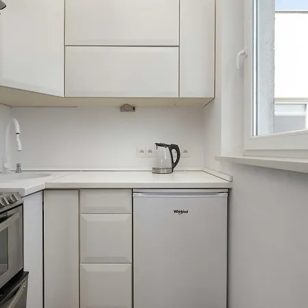 شقة Bright Air-conditioned With Place For Remote Work By Renters فروتسواف